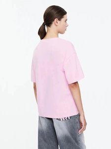 Vista posteriore laterale di una t-shirt rosa in cotone vintage con vestibilità rilassata
