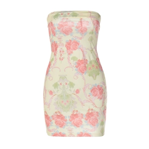 Détail d'une robe bustier moulante avec imprimé floral de roses roses et motifs vintage
