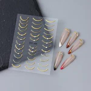 Détail d'autocollants 3D dorés pour ongles avec lignes françaises et strass en relief