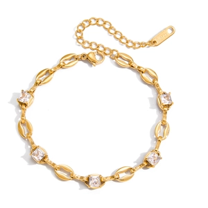 Detail van een 18k goud vergulde roestvrijstalen armband met vierkante zirkonia en karabijnsluiting