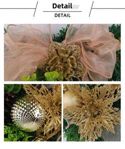 Details von Champagner-Netzschleife mit Glitzerblumen und Goldschmuck auf Kiefer