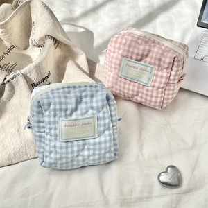 Berry plaid quilted makeup bag with heart stitching and large capacity storage