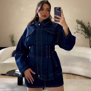 Ensemble en jean bleu foncé avec veste ajustée à manches longues et mini-jupe assortie