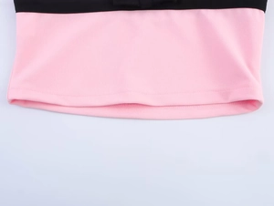 Dettaglio ravvicinato dell'orlo rosa con bordo nero e cuciture di alta qualità sartoriale