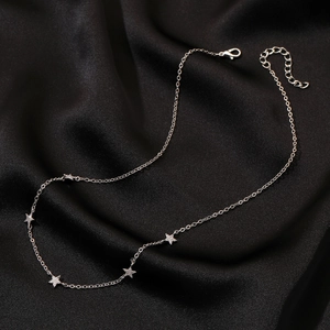 Dettaglio macro della collana a stella argento con cinque pendenti in zircone