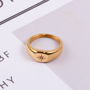 Détail de la bague chevalière dorée avec octogramme gravé et oxyde de zirconium blanc