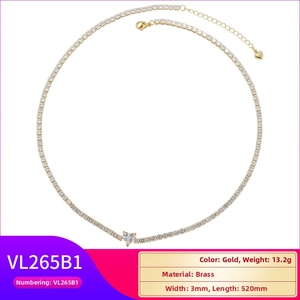 Détail d'une chaîne tennis plaquée or avec pendentif cœur brillant et oxydes de zircone