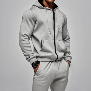 Détail de l'ensemble de sport gris clair doublé polaire avec fermeture éclair et capuche