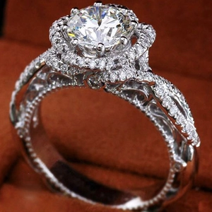 Bague vintage pour femmes avec zircon rond, motif fleur ajouré et double halo de diamants