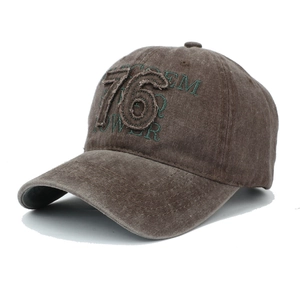 Detail der vintage braunen Baseballkappe mit 76er Aufnäher und Stickerei-Elementen