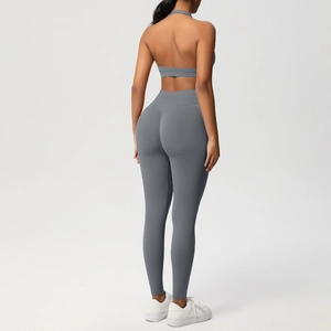 Vista posteriore di un set yoga grigio scuro con leggings a vita alta e reggiseno