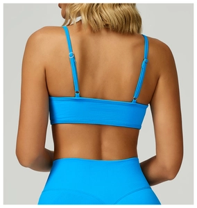 Detail eines hellblauen nahtlosen Sport-BHs mit verstellbaren Trägern und Rippenstruktur