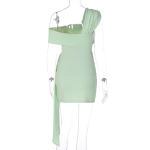 Détail de la robe vert menthe à épaule dénudée avec cordon latéral et fronces