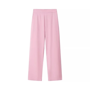 Dettaglio dei pantaloni rosa a gamba larga in tessuto fluido con vita alta elegante