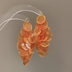 Boucles d'oreilles bohèmes longues à franges de coquillages orange irisé et or