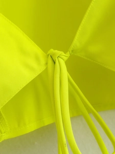 Détail du nœud noué vert fluo sur une chemise à la mode au style décontracté chic