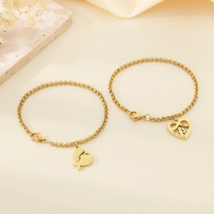 Détails des pendentifs en cœur doré avec figurines de couple sur bracelets en acier