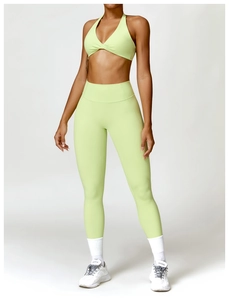 Détail d'un soutien-gorge de yoga vert clair avec nœud avant et dos en mesh respirant