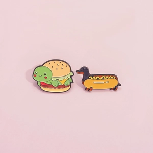 Lot de pin's émaillés originaux avec burger tortue et hot-dog teckel sur fond rose