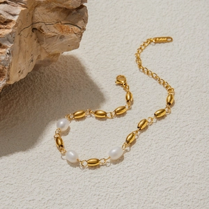 Detailed shot of 18K gold-plated stainless steel bracelet with freshwater pearls