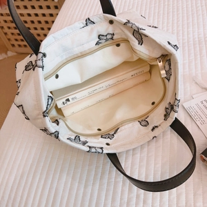 Grand sac fourre-tout en toile blanche avec broderie papillon noire et bandoulière