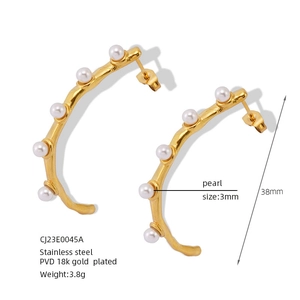 Vue détaillée de créoles de 38 mm en acier inoxydable plaqué or 18K avec perles blanches