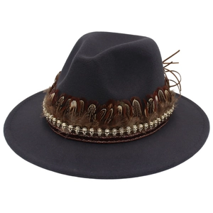 Σκούρο γκρι τσόχινο καπέλο fedora με διακοσμητικά φτερά και μικρά μεταλλικά κρανία