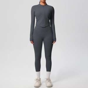 Détail de l'ensemble de yoga gris foncé avec haut zippé à manches longues et leggings