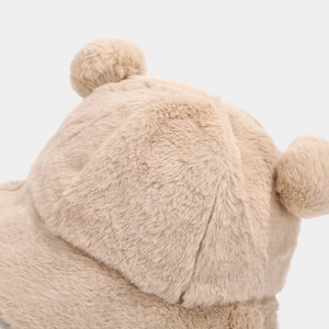 Gros plan détaillé du tissu en peluche chameau doux et des oreilles d'ours sur le chapeau