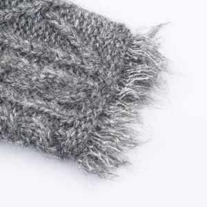 Cardigan grigio a trecce vintage con texture mohair e dettagli con frange