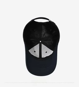 Vue détaillée de la doublure intérieure en coton sergé et de la structure de la casquette marine