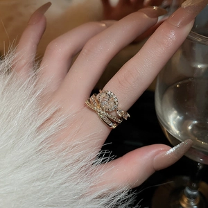 Elegante set di anelli a farfalla in oro 18K con zircone ovale e accenti brillanti