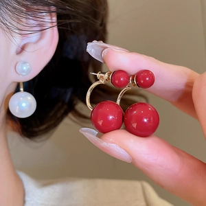 Orecchini a C placcati oro 14k con design lussuoso a doppia perla rossa e bianca