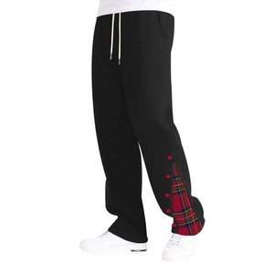 Dettaglio dei pantaloni sportivi neri da uomo con patchwork scozzese rosso e bottoni