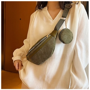 Détail du sac de poitrine en velours côtelé vert armée avec petit porte-monnaie rond
