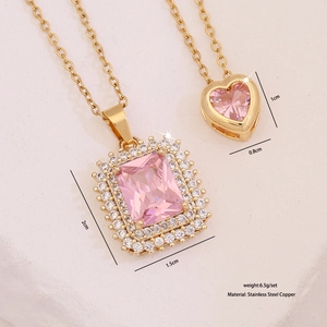 Gros plan de pendentifs zircon rose cœur et rectangle sur chaîne en acier doré