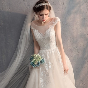 Robe de mariée élégante en dentelle ivoire avec col rond et long voile en tulle