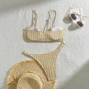 Flachbild des cremefarbenen Bikini-Sets mit Rippstruktur auf Kunstfell-Hintergrund