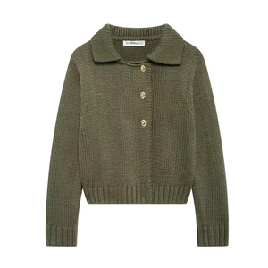 Dettaglio del cardigan in maglia verde militare con colletto a rever e bottoni dorati