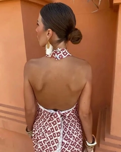 Détail du dos nu à lacets sur une robe maxi licou au motif géométrique bordeaux