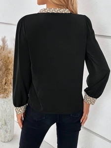 Chemisier femme col V avec motif léopard et patchwork de chaînes vu de dos