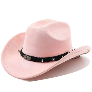 Détail du chapeau de cowboy rose en daim avec bande ethnique et perles turquoise