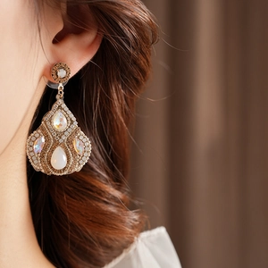 Gros plan détaillé de boucles d'oreilles vintage style cour avec zircon et perles