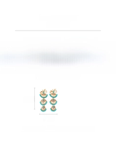 Détail de boucles d'oreilles vintage dorées en forme d'éventail avec résine et strass