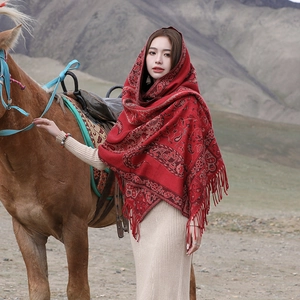 Scialle etnico rosso con motivo paisley e frange, perfetto per viaggi e calore invernale