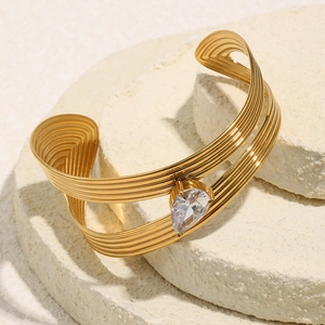 Détail d'un bracelet manchette multicouche plaqué or 18K avec zircon en forme de poire