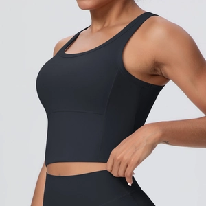 Detail eines schwarzen Sport-BHs mit Racerback, hochelastischem Stoff und breitem Saum