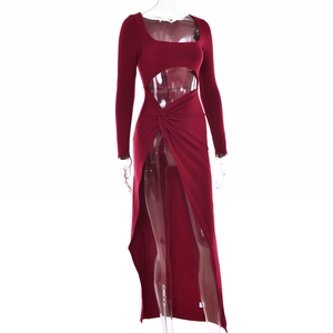 Detailansicht weinrotes Langarmkleid mit Taillenausschnitt, Knotendetail und hohem Schlitz