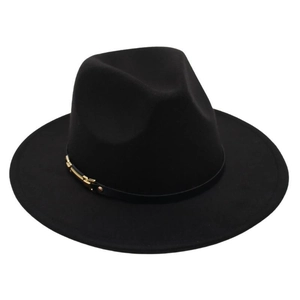 Λεπτομέρεια μαύρου καπέλου fedora με δερμάτινη ζώνη και χρυσή μεταλλική αγκράφη