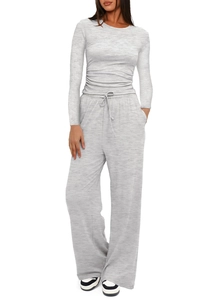 Détail d'un ensemble gris clair avec haut à manches longues et pantalon large à cordon